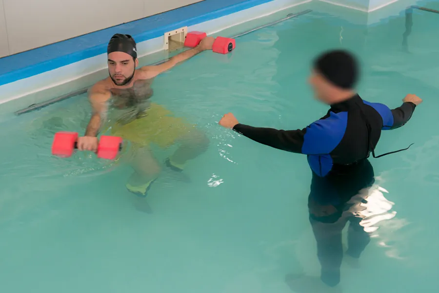 Esercizi di riabilitazione in acqua nella piscina del centro Fisioter
